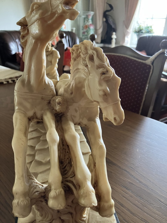 Image 1 of Large Roman Statue (50 cm wide) – Chariot & Horses – Ivory look