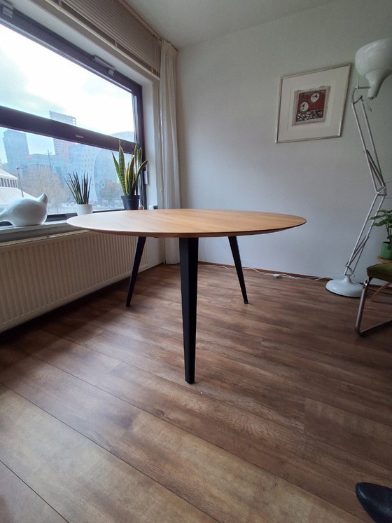 Image 1 of table à manger ronde légère