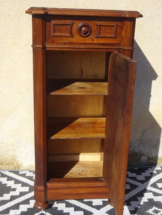 Image 1 of Mesita de noche de nogal estilo Luis Felipe con falsos cajones