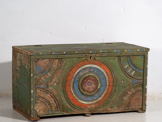 Malle ancienne sculptée style art populaire (c.1900) #79 – Armoires de rangement (photo 2 of 40)