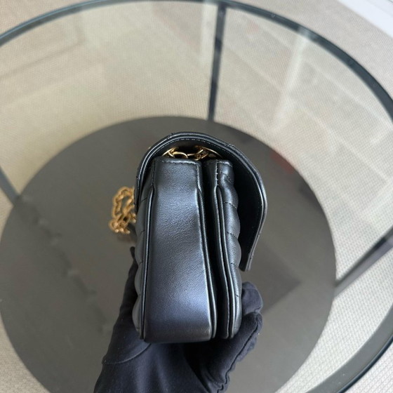 Image 1 of LOUIS VUITTON NEW WAVE CHAIN ​​TAS - ZWART GEWATTEERD KALFSLEER MET VEROUDERDE GOUDEN BESLAG
