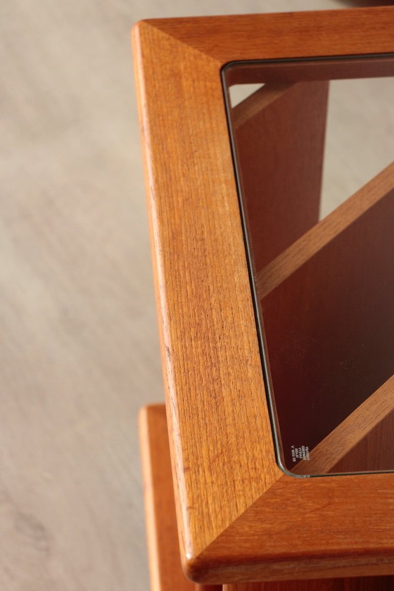 Image 1 of Vintage G Plan teakhouten bijzettafel met tijdschriftenrek en wielen (jaren 60)