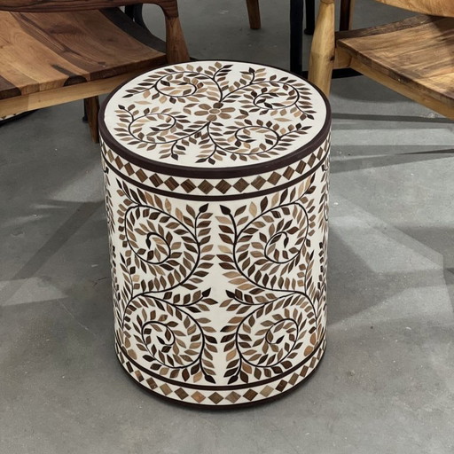 Cilindrische bijzettafel van hars – Handgemaakt in Marokko | Table d’appoint cylindrique en résine