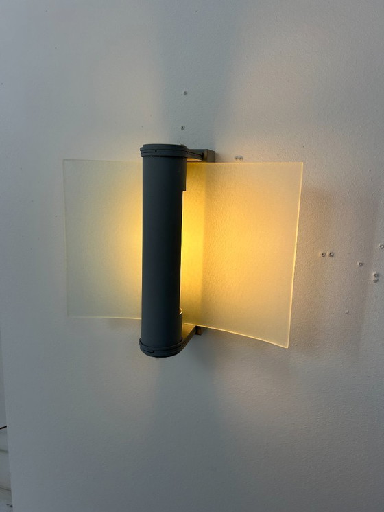 Image 1 of Vintage wandlamp, grijs gelakt metaal en mat gebogen glas, Frankrijk, 1980