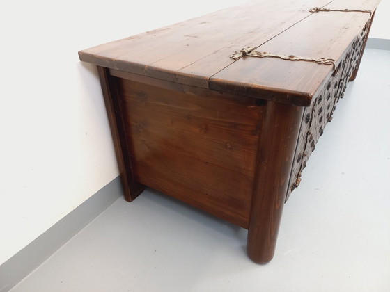 Image 1 of Een laag, brutalistisch dressoir van Georges Robert, gemaakt van donker grenenhout, uit de jaren 50/60.