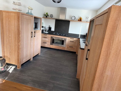 Luxury kitchen solid French oak & granite Paul van de Kooi