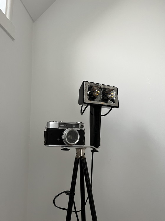 Original Yashica camera on a tripod with large flash (mains powered) – Decorative Objects, Glass, Metal (photo 8 of 15)