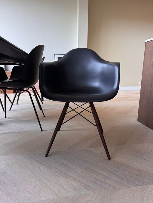 4x Vitra Eames Daw chairs