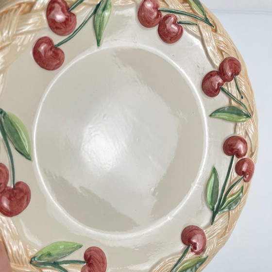 Image 1 of Plato antiguo de loza con motivo de cerezas, firmado "FG", siglo XX.