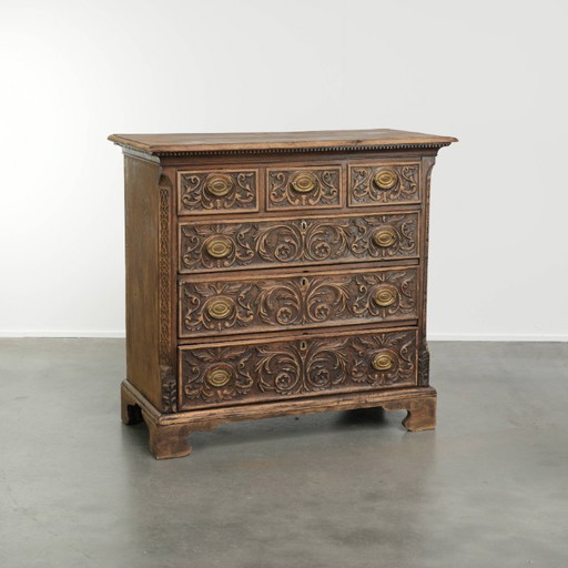 Belle commode anglaise en chêne richement sculptée du 18e siècle avec des détails uniques et une magnifique patine