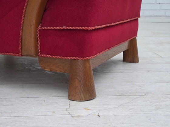 Image 1 of Fauteuil danois des années 1960, revêtement en velours rouge, bois de chêne.