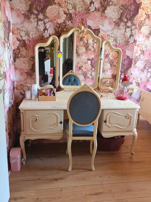 Beautiful Queen Ann bedroom set.