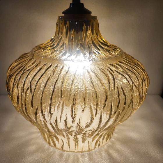 Image 1 of Lampada a sospensione vintage in vetro ambrato iridescente degli anni '60-'70