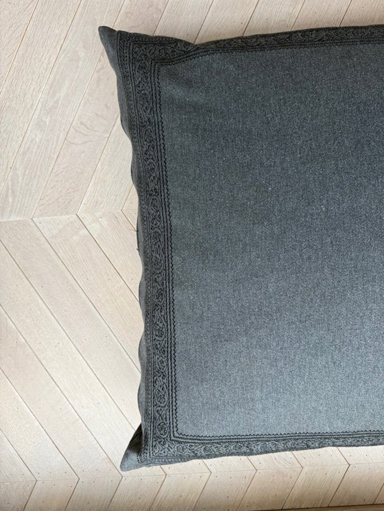 Image 1 of Großes graues Bodenkissen mit schwarzem Paisley-Rand