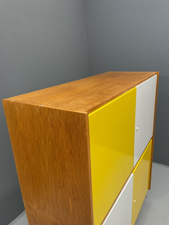 Image 1 of Armoire U-450 en placage de chêne, variante jaune et blanche, Jiří Jiroutek pour Interiér Praha, années 1960