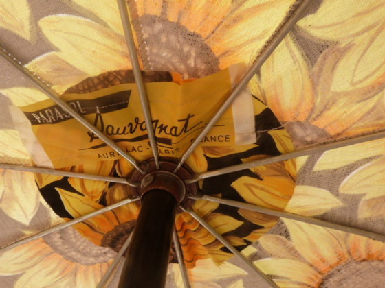 Image 1 of Vintage kantelbare parasol met franjes en zonnebloemmotief - jaren 70/80 - Sauvagnat, gemaakt in Frankrijk