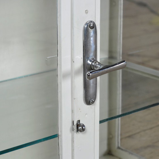 Metalen vitrinekast, circa 1930, Vitrinekasten, Metaal, Glas, Wit, Vintage (foto 7 van 12)