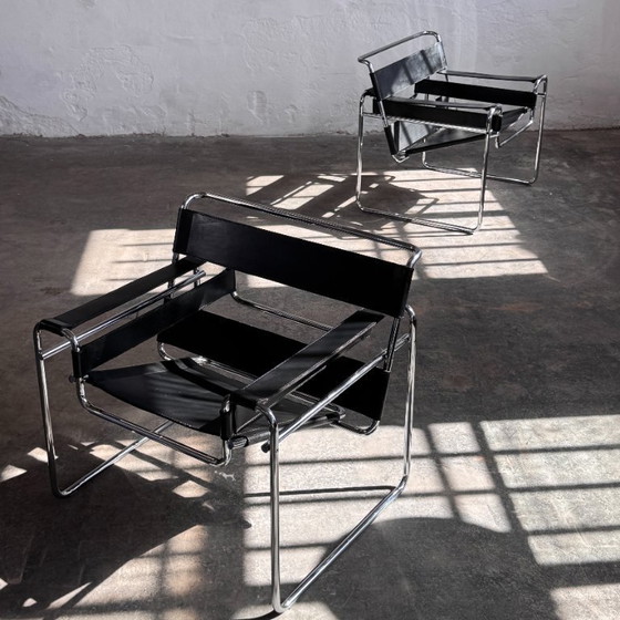Image 1 of Set van 2 Marcel Breuer "Wassily" stoelen met bijpassende salontafel voor Knoll, 1990