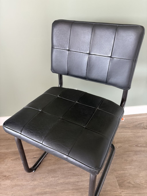 Fauteuil design Jess Nelson en cuir noir