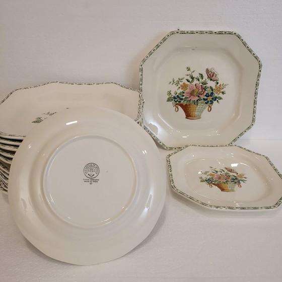 Image 1 of 36-piece dinnerware set “Floral Basket”, La Cartuja de Sevilla, Pickman porcelain, Art Deco, 1930s – Spain