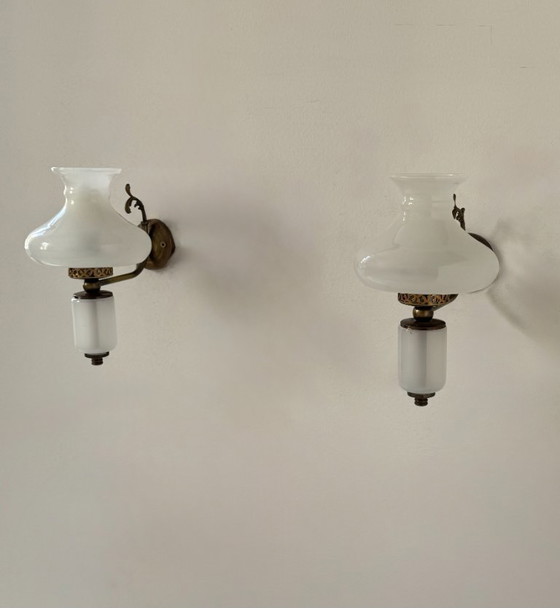 Image 1 of Coppia di applique vintage, vetro opalino e ottone, Francia, 1970