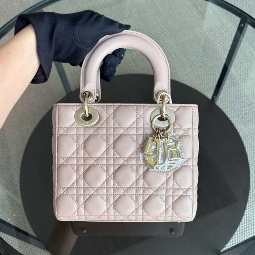 Borsa Dior Lady Small Flap - Pelle di agnello Cannage color beige rosato con finiture dorate.