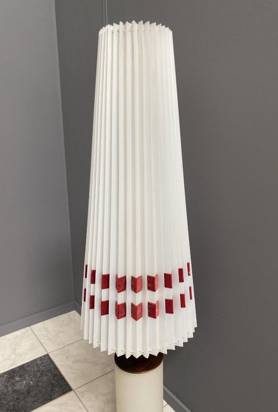 Image 1 of Lampada da terra bianca anni '60, luce nella base e nel paralume, etichetta originale ancora attaccata