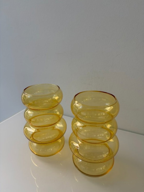 Set aus 2 bernsteinfarbenen Glasvasen im organischen Design (photo 5 of 7)