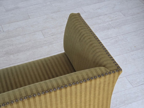 Image 1 of Dänisches 2-Sitzer-Sofa aus den 1970er Jahren, originaler grüner Möbelveloursbezug.