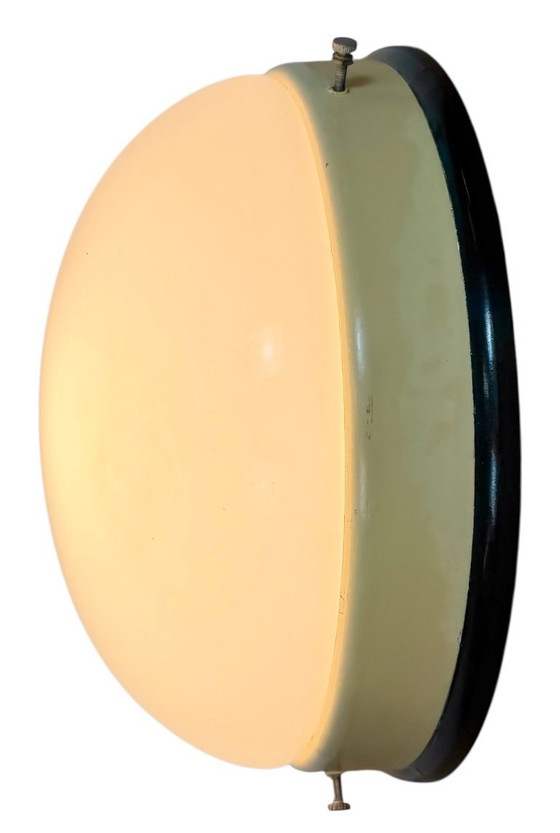 Image 1 of Industriële bakelieten wand- of plafondlamp met melkglas, jaren 1950