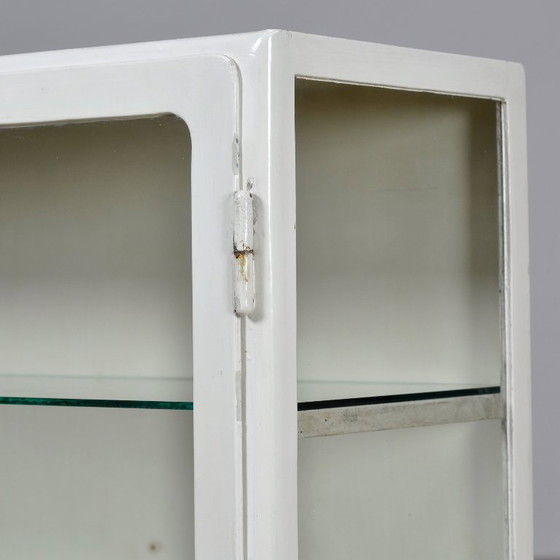 Metalen vitrinekast, circa 1930, Vitrinekasten, Metaal, Glas, Wit, Vintage (foto 10 van 12)