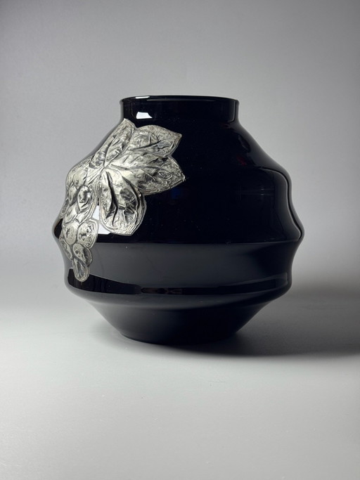 Verreries Edmond Paul - Belgische Art Deco Vase aus schwarzem Hyalitglas mit Zinnapplikation, 1930er Jahre