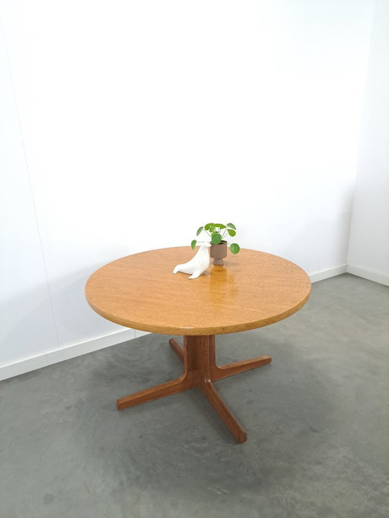 Image 1 of Tavolo da pranzo rotondo ovale allungabile in rovere