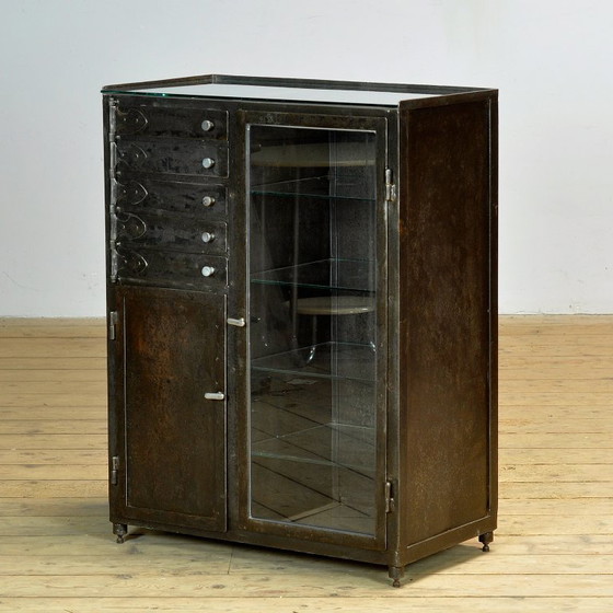 Image 1 of Armario industrial, circa 1930