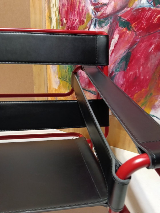 Image 1 of Bolso Knoll Wassily B3 rojo mate, nuevo-usado, en piel negra, de Marcel Breuer.