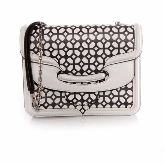 Image 1 of Borsa a tracolla Alexander McQueen, modello Heroine, in bianco e nero.