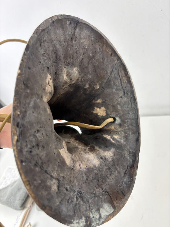 Image 1 of Lámpara de mesa Tiffany extragrande con base de tronco de árbol y pantalla floral.