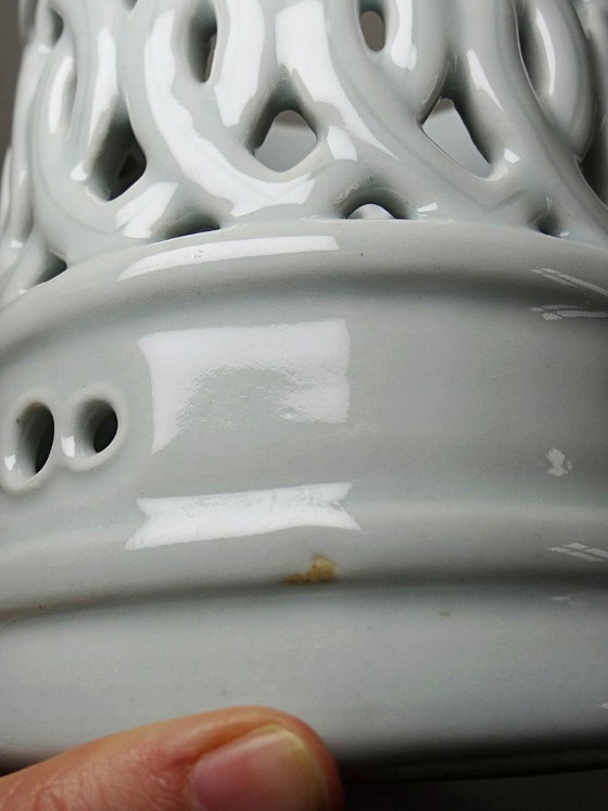 Image 1 of Portacepillos de porcelana celadón calada, estilo Joseon coreano, siglo XX.
