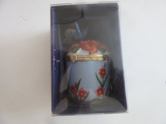Image 1 of Boîte à bijoux en porcelaine avec couvercle et motif papillon, dans sa boîte d'origine réf. 120726