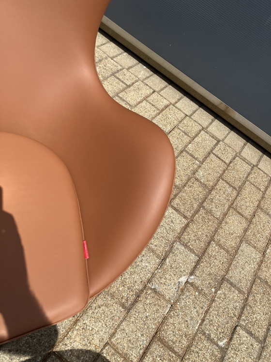 Image 1 of 2 sillas Egg de Fritz Hansen + otomana de cuero color coñac ¡En perfecto estado!