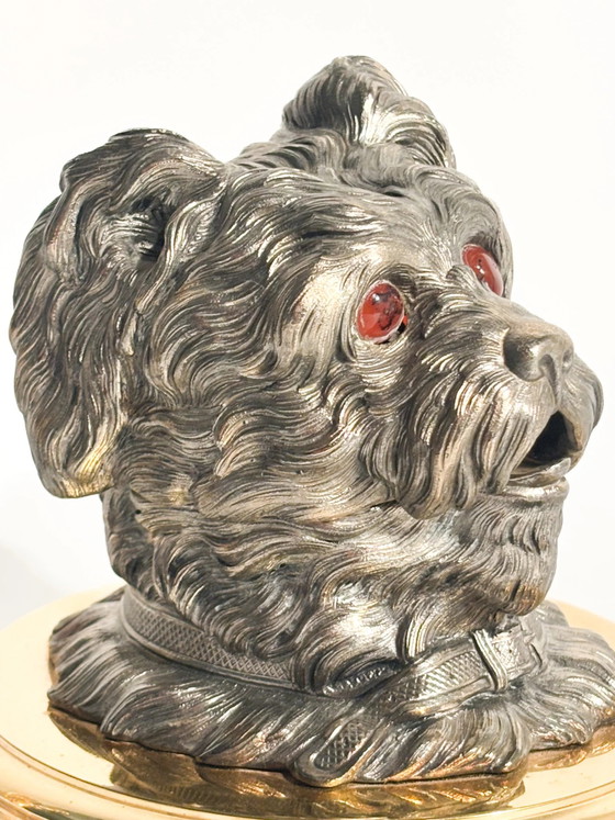 Encrier en métal anglais du début du XXe siècle, représentant un chien, avec un socle en laiton. (photo 12 of 13)