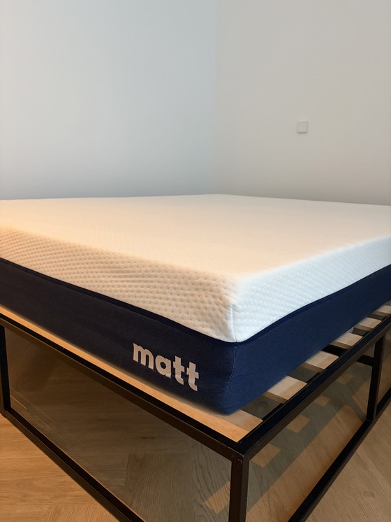 Image 1 of Cadre de lit en acier noir mat, matelas Matt Sleeps inclus (160 x 200 cm).