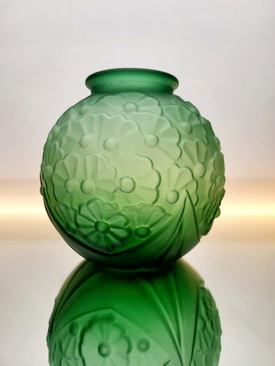 Image 1 of Art-Deco-Vase aus mattiertem, grünem Pressglas mit floralem Dekor