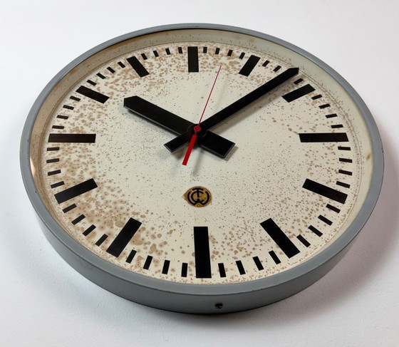 Grande orologio da parete industriale grigio da stazione di CTW, 1960 – Vetro, Ferro (photo 7 of 18)