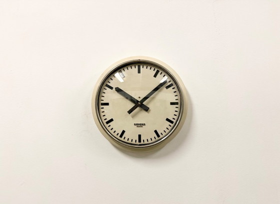 Orologio da parete industriale beige di fabbrica Siemens Austria, anni '60 – Vetro, Ferro (photo 2 of 17)