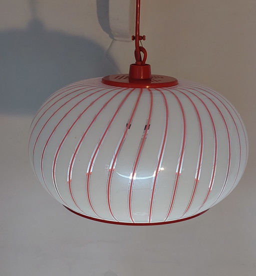 Lámpara de plástico de rayas rojas y blancas de mediados de siglo de la década de 1970.
