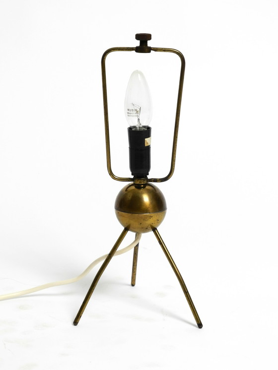Image 1 of Seltene schöne Mid-Century Modern Tripod Messing Tischlampe mit Wrapped Nylon Strip Lampenschirm