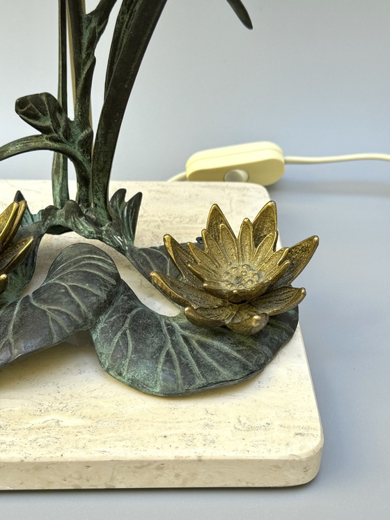 Image 1 of Lámpara de nenúfar de bronce de los años 70 sobre base de travertino - Inspirada en el Art Nouveau
