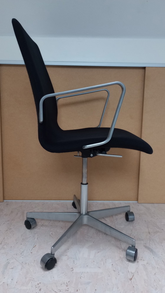 Fritz Hansen Oxford Chair Low Back Schwarz (Arne Jacobsen) – Bürostühle, Aluminium (photo 3 of 9)