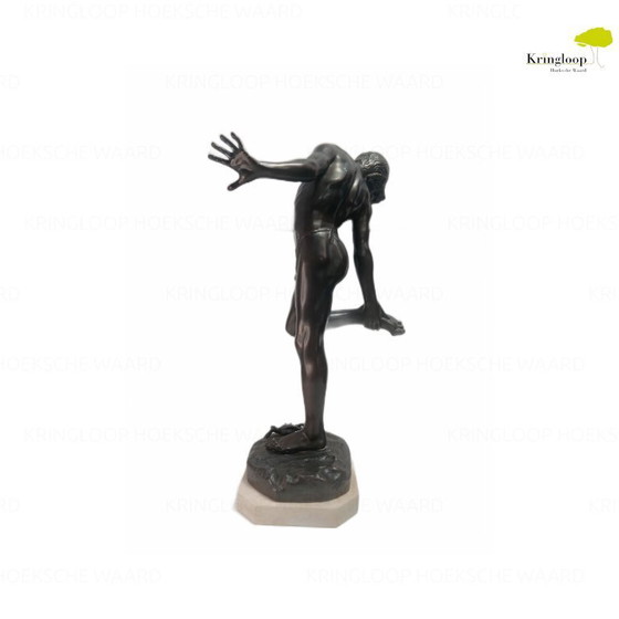 Image 1 of Statua in bronzo "Ragazzo con granchio"